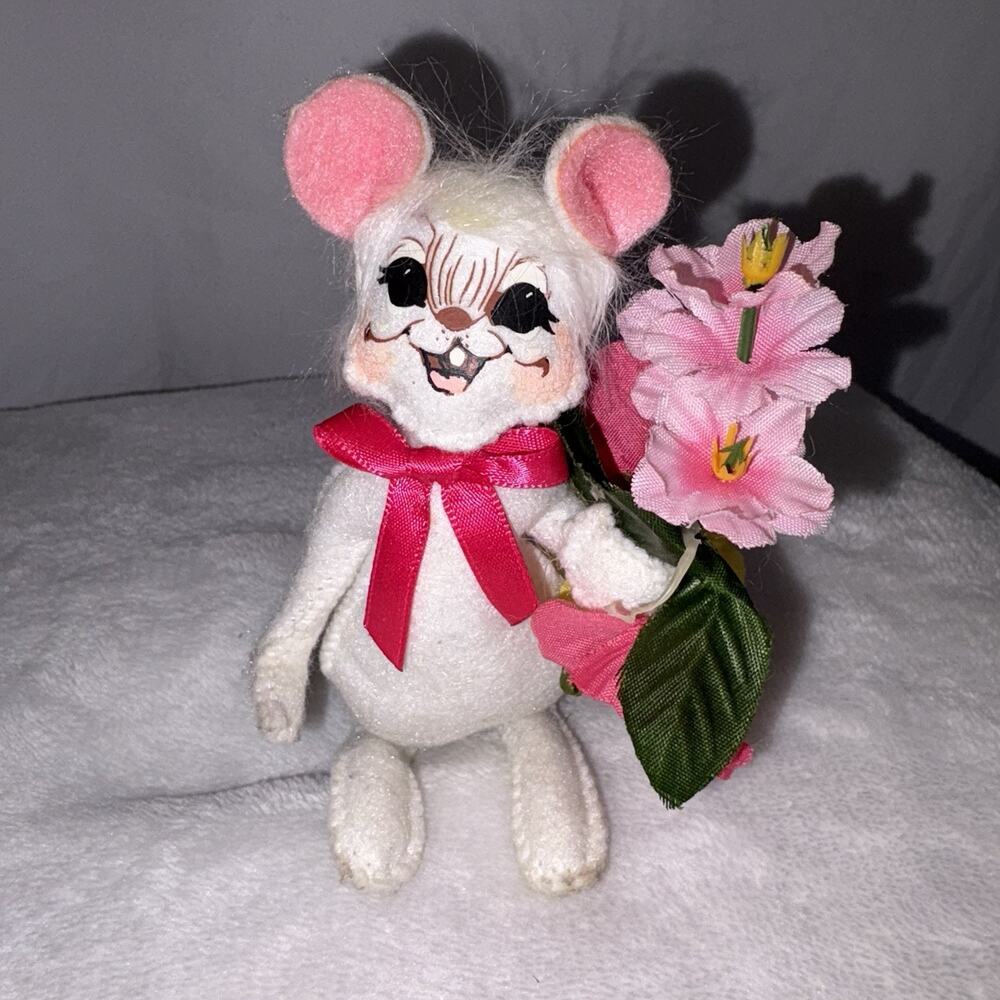 Annalee White 5" Mouse w/ long tail, holding Spring Flowers 2013 Easter EUC